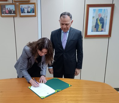 Assinatura do termo de posse (Foto: acervo pessoal)