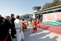 Bolsonaro visita templo hindu e é recebido com placas de boas-vindas nas ruas de Nova Delhi