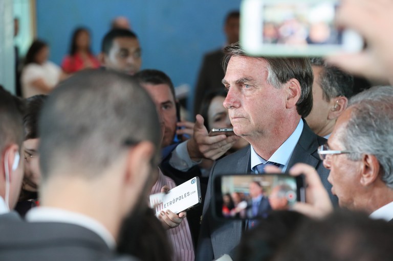 Presidente Bolsonaro anuncia reajuste e salário mínimo passará para R$ 1.045 em fevereiro