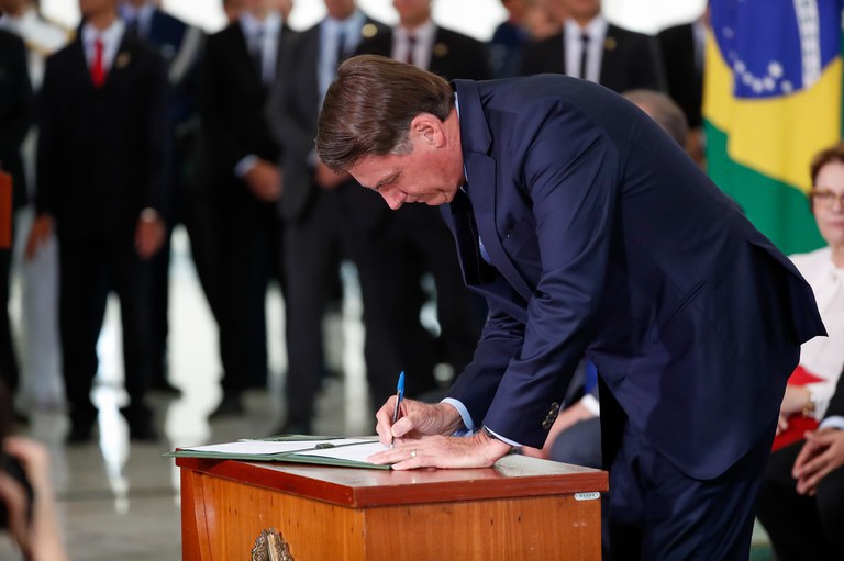 Bolsonaro assina seis atos normativos