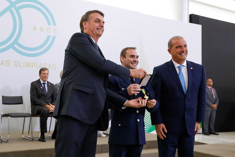 Bolsonaro condecora 14 medalhistas em celebração ao Centenário Olímpico
