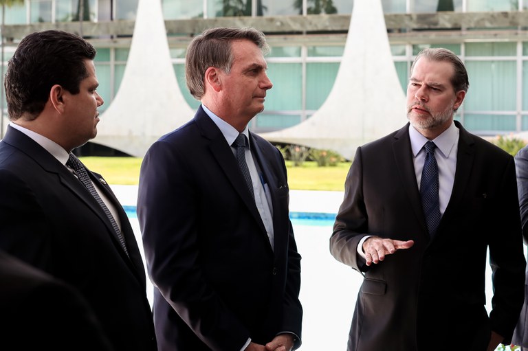 Entendimento entre os poderes é a chave do sucesso do Brasil, diz Bolsonaro em almoço com autoridades