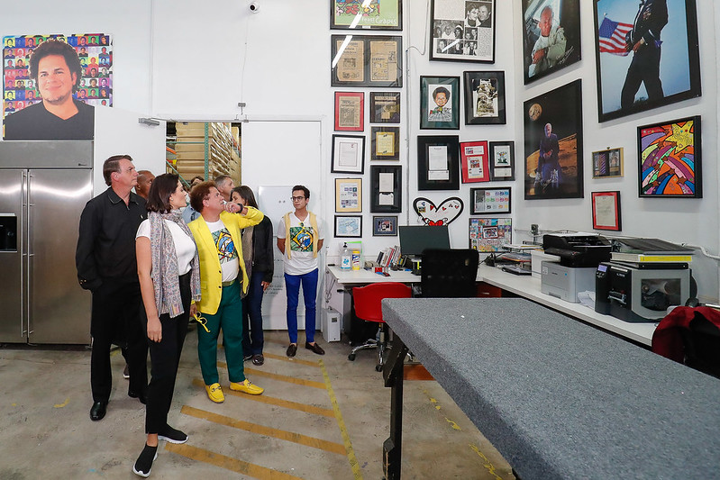 Bolsonaro é homenageado por Romero Britto