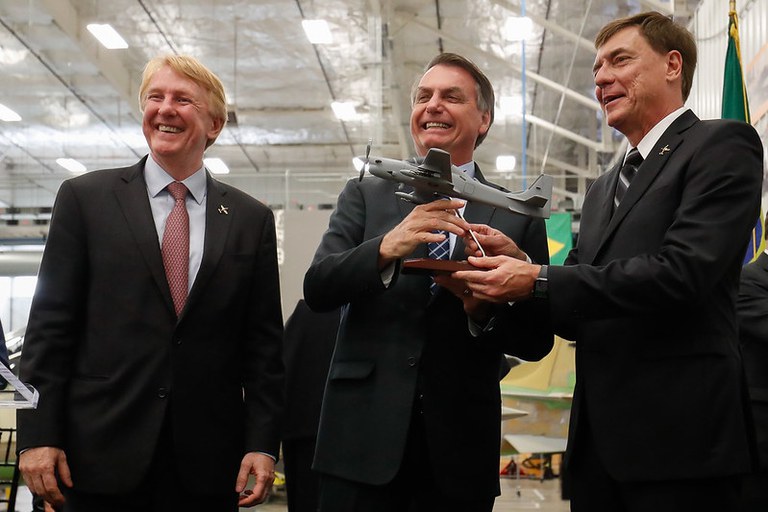 Presidente Bolsonaro visita unidade da Embraer na Flórida