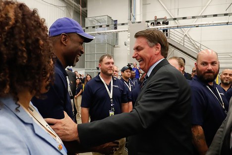 Bolsonaro cumprimenta funcionários da Embraer nos EUA