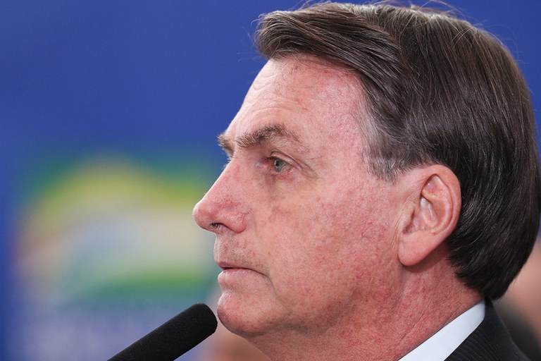 Presidente Bolsonaro assina decreto que prorroga programa de redução de salários e jornada
