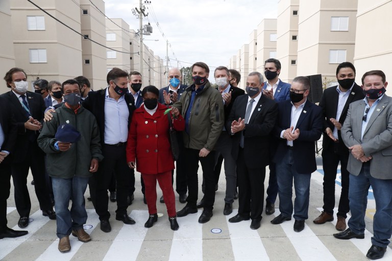 O presidente da República participa de cerimônia de entrega das chaves de 1.164 moradias em Bagé (RS)