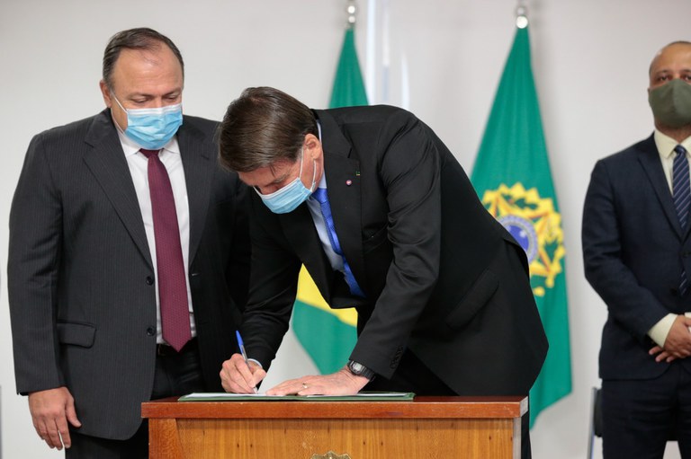 Presidente Bolsonaro assina MP que garante produção de vacina contra a Covid-19