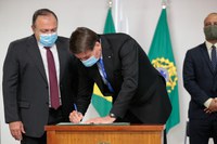 Presidente Bolsonaro assina MP que garante produção de vacina contra a Covid-19