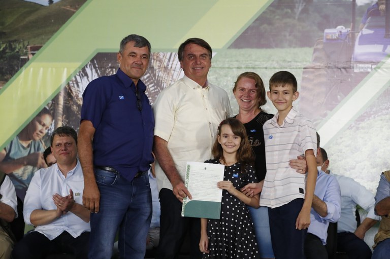 Presidente Jair Bolsonaro formaliza posse de propriedades rurais a 1,6 mil famílias no Mato Grosso