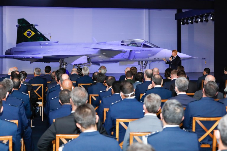 Caça F-39 Gripen é apresentado a autoridades em Brasília