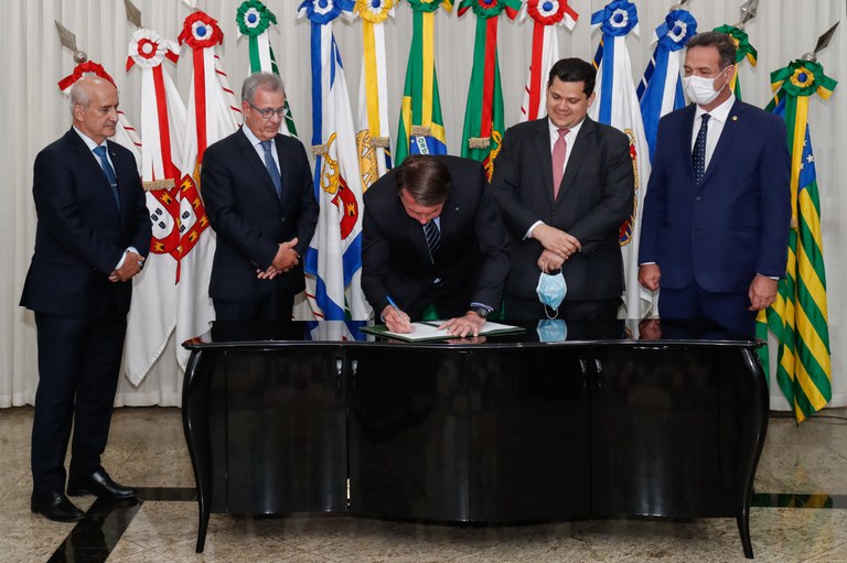 Presidente Bolsonaro assina Medida Provisória que isenta consumidores do Amapá de pagamento da conta de luz