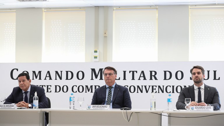 Bolsonaro visita Centro de Operações de combate ao Covid-19 em Porto Alegre