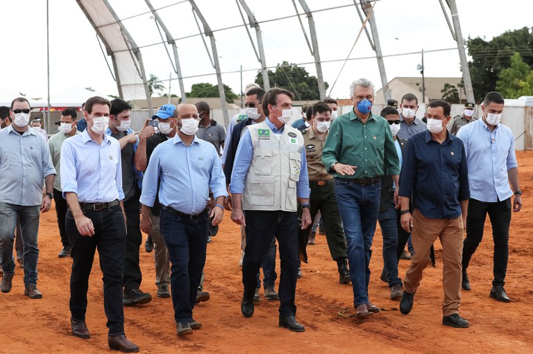 Bolsonaro visita obras do primeiro hospital de campanha da União