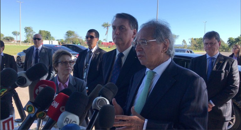 "Continuamos alerta e trabalhando para que o Brasil realmente vença este obstáculo", destaca presidente Bolsonaro