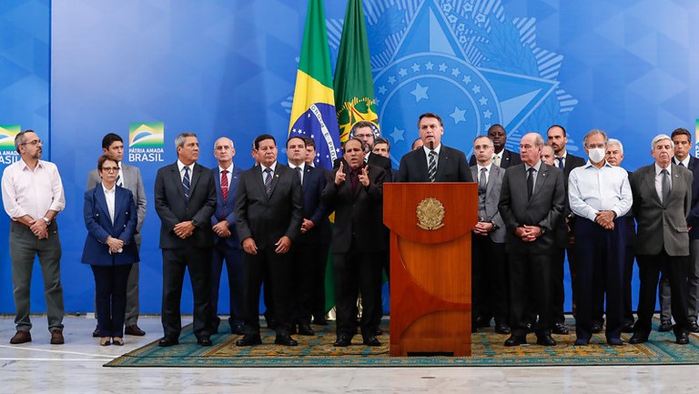 "Eu tenho um Brasil a zelar", afirma presidente Bolsonaro