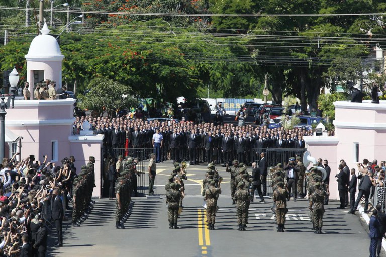 Novos alunos entram pelo portão da EsPCEX
