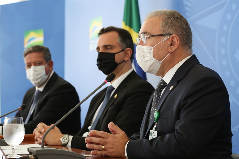 Presidente coordena primeira reunião do comitê de enfrentamento à Covid-19