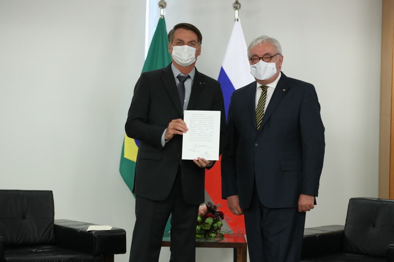 Embaixadores recém-nomeados entregam cartas credenciais