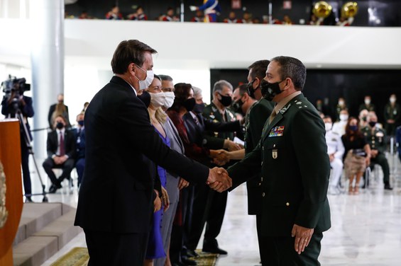 Presidente da República, Jair Bolsonaro cumprimenta Oficiais-Generais promovidos.  Foto: Alan Santos/PR