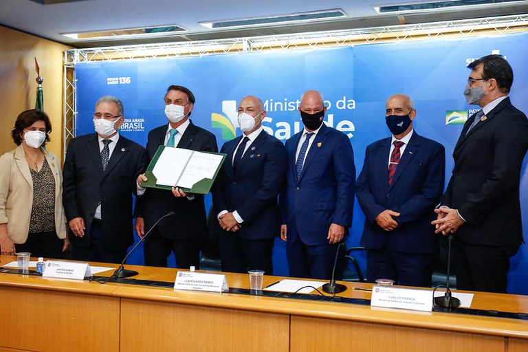 Fiocruz e AstraZeneca assinam contrato de transferência de tecnologia