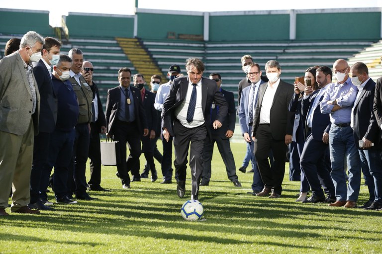 Presidente Jair Bolsonaro visita obras da Arena Condá