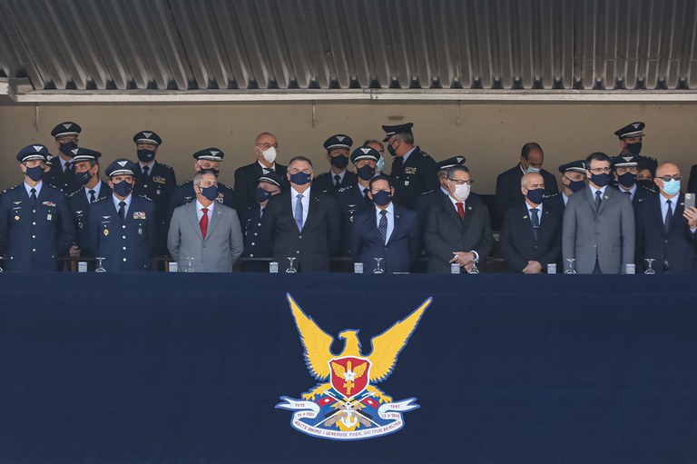 Presidente Jair Bolsonaro participa da entrega de espadins a novos cadetes