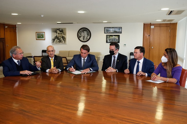 Presidente Jair Bolsonaro prorroga por três meses pagamento do benefício