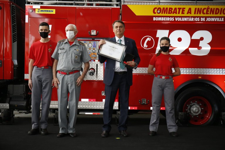 Presidente recebe condecoração do Corpo de Bombeiros Voluntários de Joinville