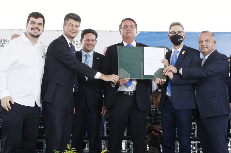 Presidente Jair Bolsonaro faz anúncios em Minas Gerais para melhorar a qualidade de vida da população