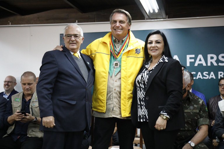 Presidente Jair Bolsonaro recebe Medalha Farroupilha em visita à Expointer