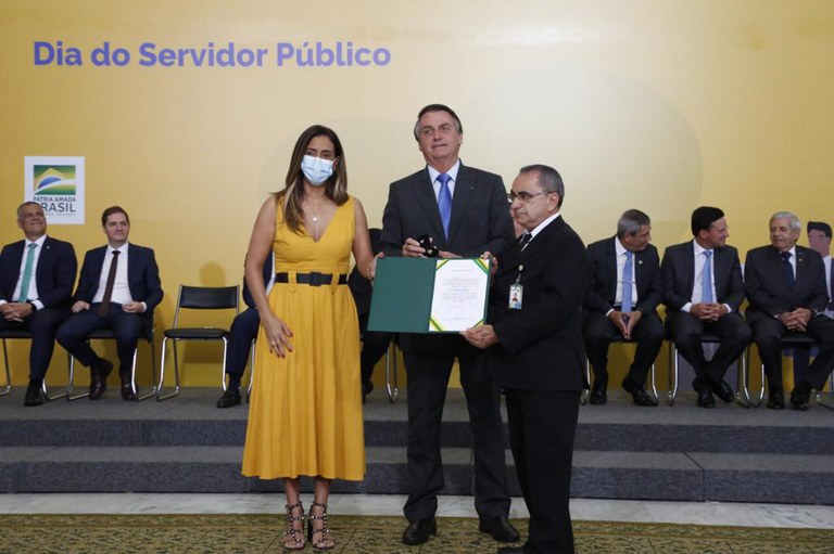 Presidente Jair Bolsonaro homenageia servidores públicos