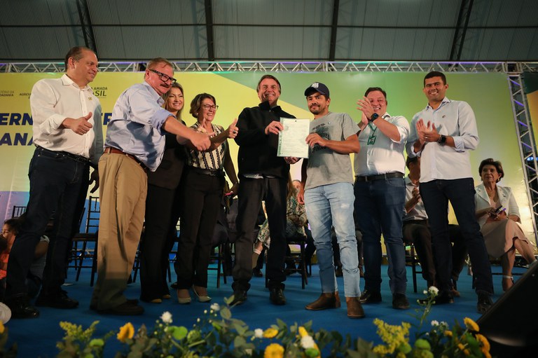 Presidente Jair Bolsonaro entrega títulos de terra a agricultores do Paraná