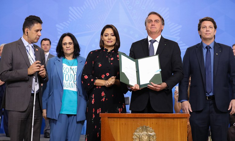 Presidente Jair Bolsonaro assina Tratado de Marraqueche que regulamenta a acessibilidade de textos às pessoas com deficiência visual