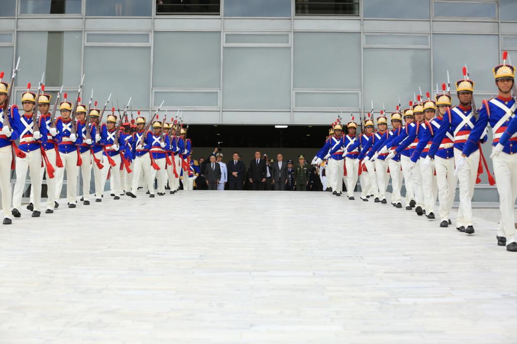 Exército brasileiro aguarda ordem presidencial para fechamento da