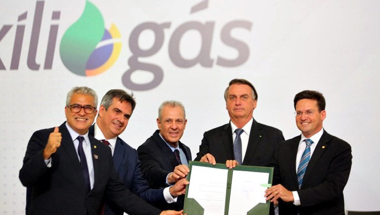 Presidente Jair Bolsonaro sanciona projeto de lei que abre crédito para o pagamento do Auxílio Gás