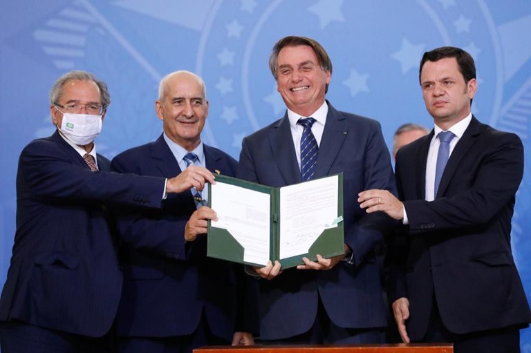 Presidente Jair Bolsonaro assina decreto que cria carteira de identidade nacional com número único