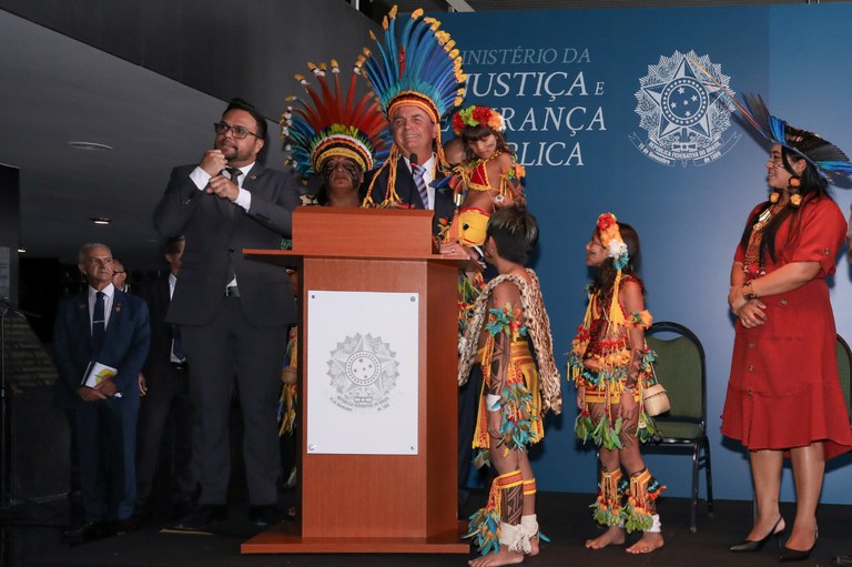 Presidente da República Jair Bolsonaro recebe Medalha do Mérito Indigenista