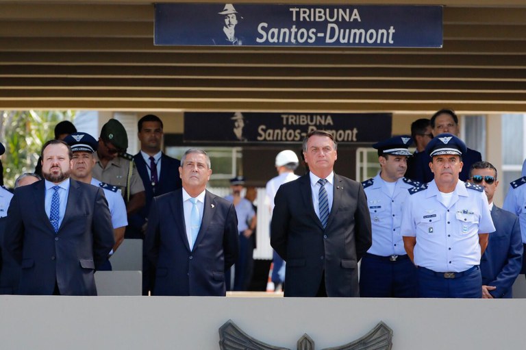 Presidente da República, Jair Bolsonaro, participa da cerimônia de promoção de graduados da FAB