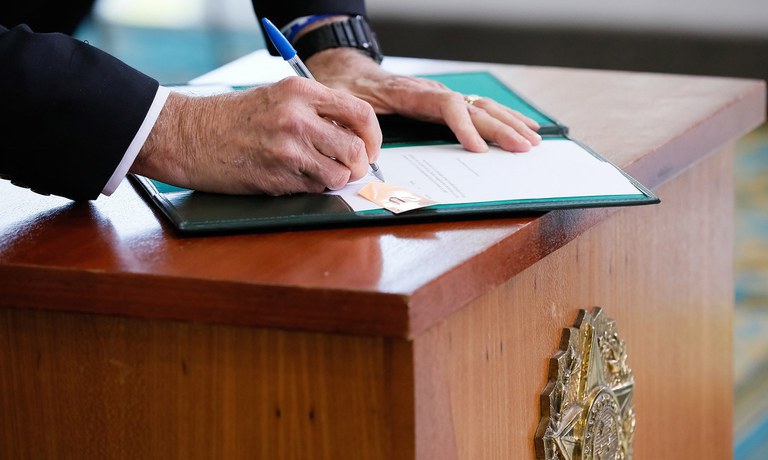 Decreto presidencial promove revogação de 23 outros Decretos