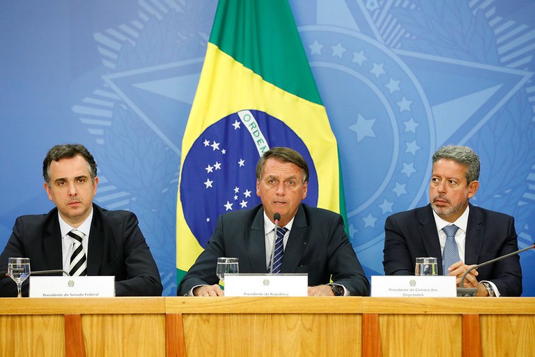 Em coletiva à imprensa, Presidente Jair Bolsonaro anuncia medidas para conter a alta dos combustíveis