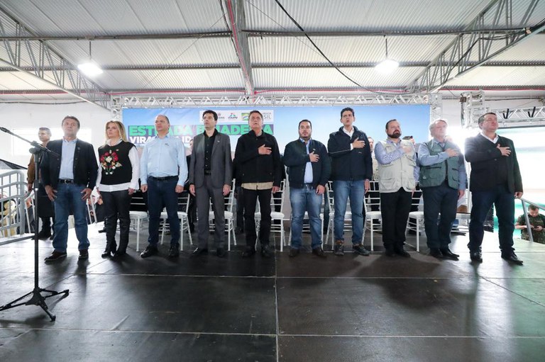 Presidente da República, Jair Bolsonaro, visita obras de pavimentação da BR-487, no Paraná