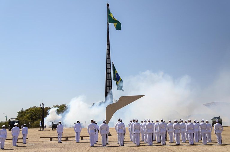 Troca da bandeira na Praça dos Três Poderes marca início das celebrações da Semana da Pátria