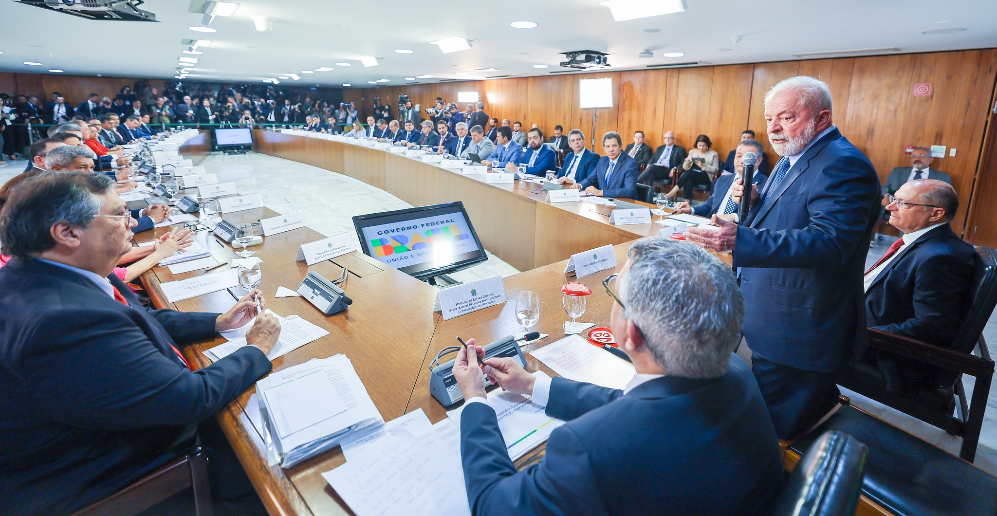 Governadores e governadoras das 27 unidades da federação reuniram-se com o presidente Lula nesta sexta-feira (27), em Brasília