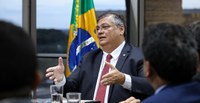 Dino celebra recadastramento de quase 70 mil armas e reforça: "Brasil não é faroeste de filme"