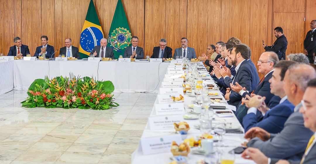 Intenção foi reforçada durante reunião do Conselho Político da Coalizão. Ideia é aproveitar propostas já em tramitação para chegar a um texto que reduza impostos para os mais pobres e simplifique a tributação para quem gera emprego