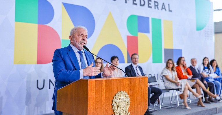 Lula anuncia reajustes de bolsas para estudantes e professores