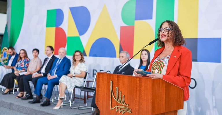 Ministra Luciana Santos