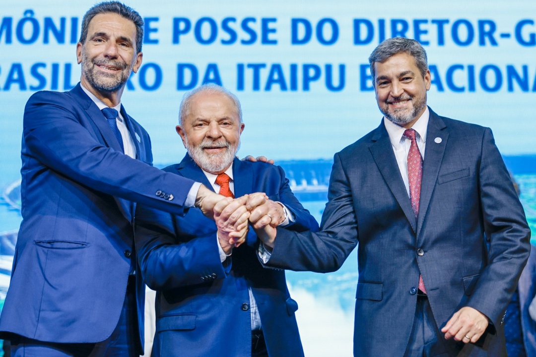 Na posse do diretor-geral brasileiro da hidrelétrica em Foz do Iguaçu (PR), presidente defende fortalecimento do Mercosul e que novo tratado sobre a usina beneficie os dois países