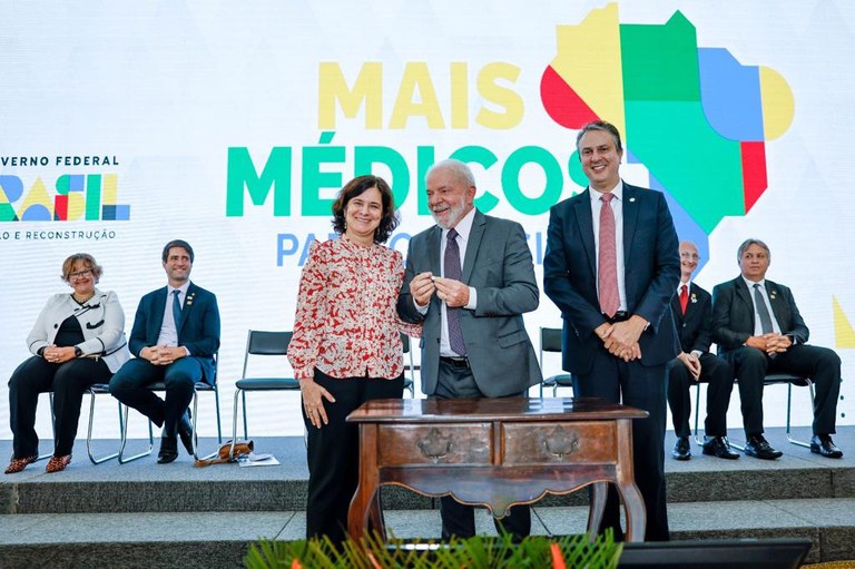  Lula relança Mais Médicos com promessa de empregar profissionais brasileiros